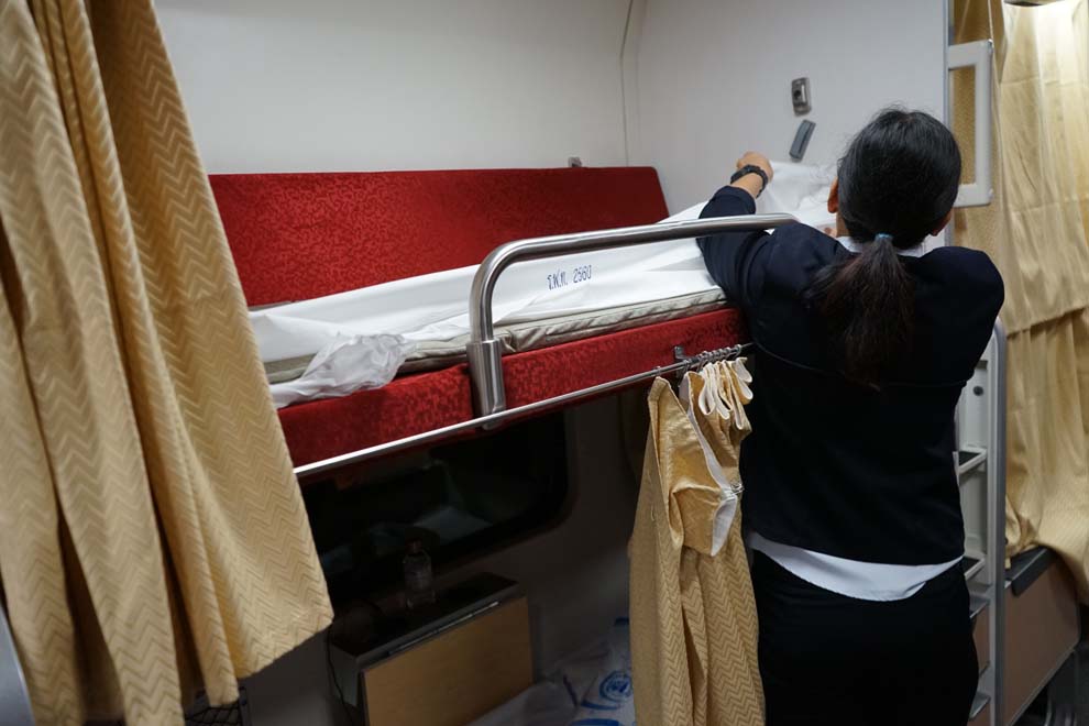 Making the bed in a train